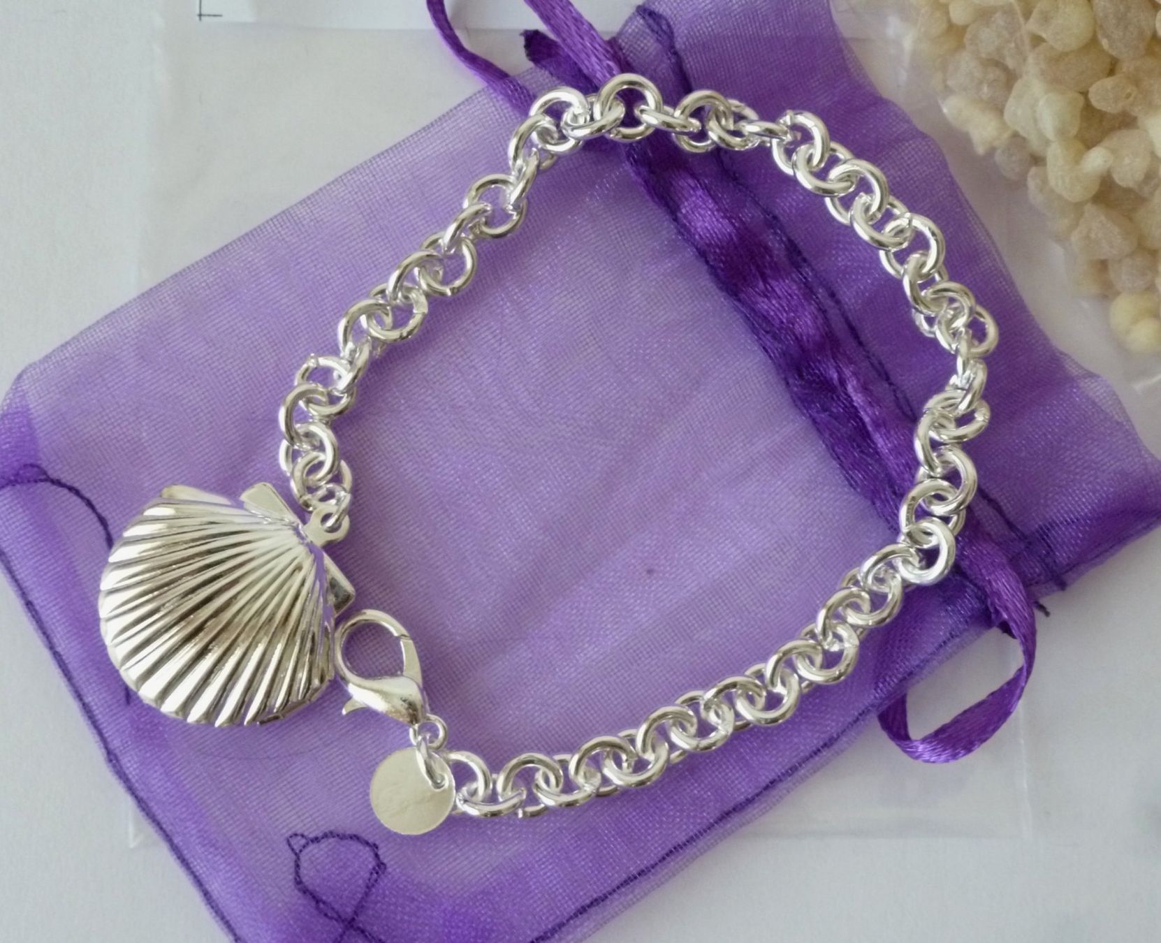Bracciali & Braccialetti: Loa-Brief Silberarmband mit Medaillon - Schutz – Nuovo e nell'imballaggio originale da Mauren venduto da Yeelen 1