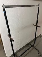 Kleiderständer aus Metall mit Rollen -gebraucht, aber massiv
