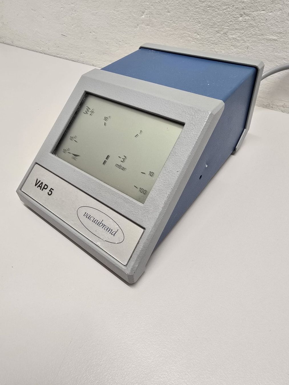 Sistema di controllo: vacuubrand VAP 5 vacuumcontroller – Usato da Niederdorf venduto da LeptonAG_Labor