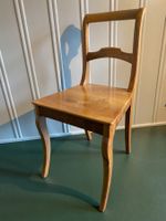 Alter Holzstuhl im Biedermeier-Stil – schöne Holzzeichnung