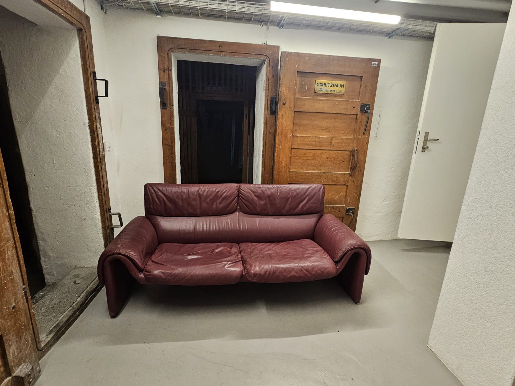 De Sede Divani: De Sede Sofa Modell 'DS-2011' in der Farbe Bordeaux – Usato da Zürich venduto da slay
