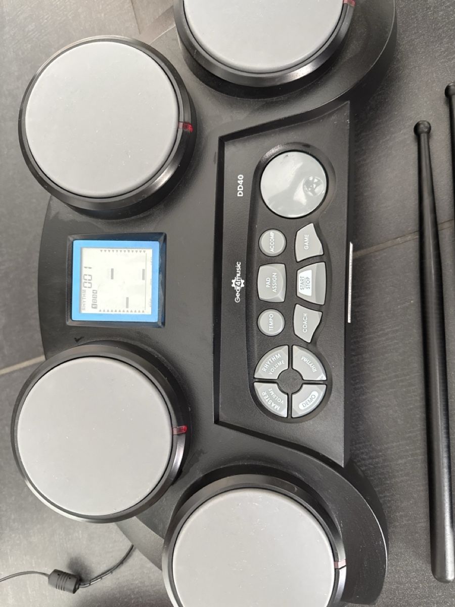 Instruments de musique: Elektronisches Schlagzeug mit Sticks – D'occasion à Biberist par beat-gubler 4