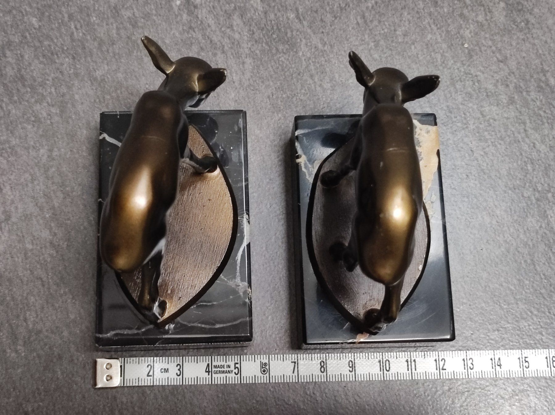 Statuette: Zwei Rehe auf Sockel, Material unbekannt – Usato da Wohlen AG venduto da Tikale 6