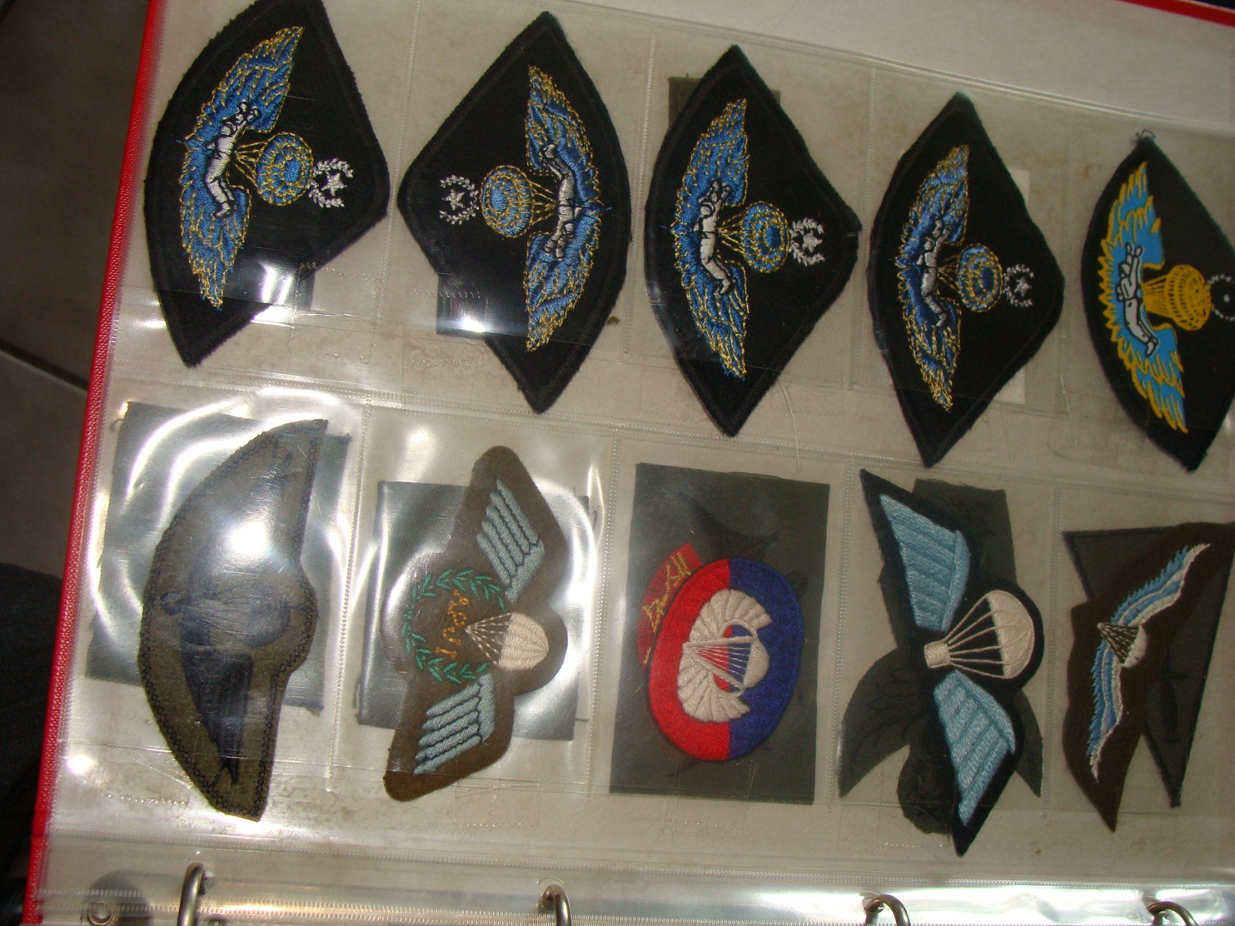 Plaketten & Abzeichen: Militaire, classeur remplit de badges et insignes divers. – Gebraucht aus Cuarny von hen_g7hn 9