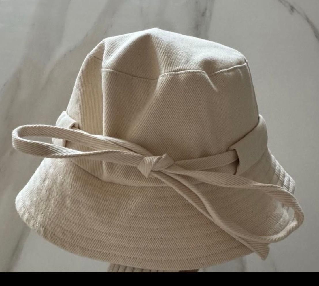 Copricapi, berretti & cappellini: Jacquemus Eimerhut Beige Grösse 56 neuwertig – Nuovo (secondo la descrizione) da Gossau SG venduto da niy_r7lw 1