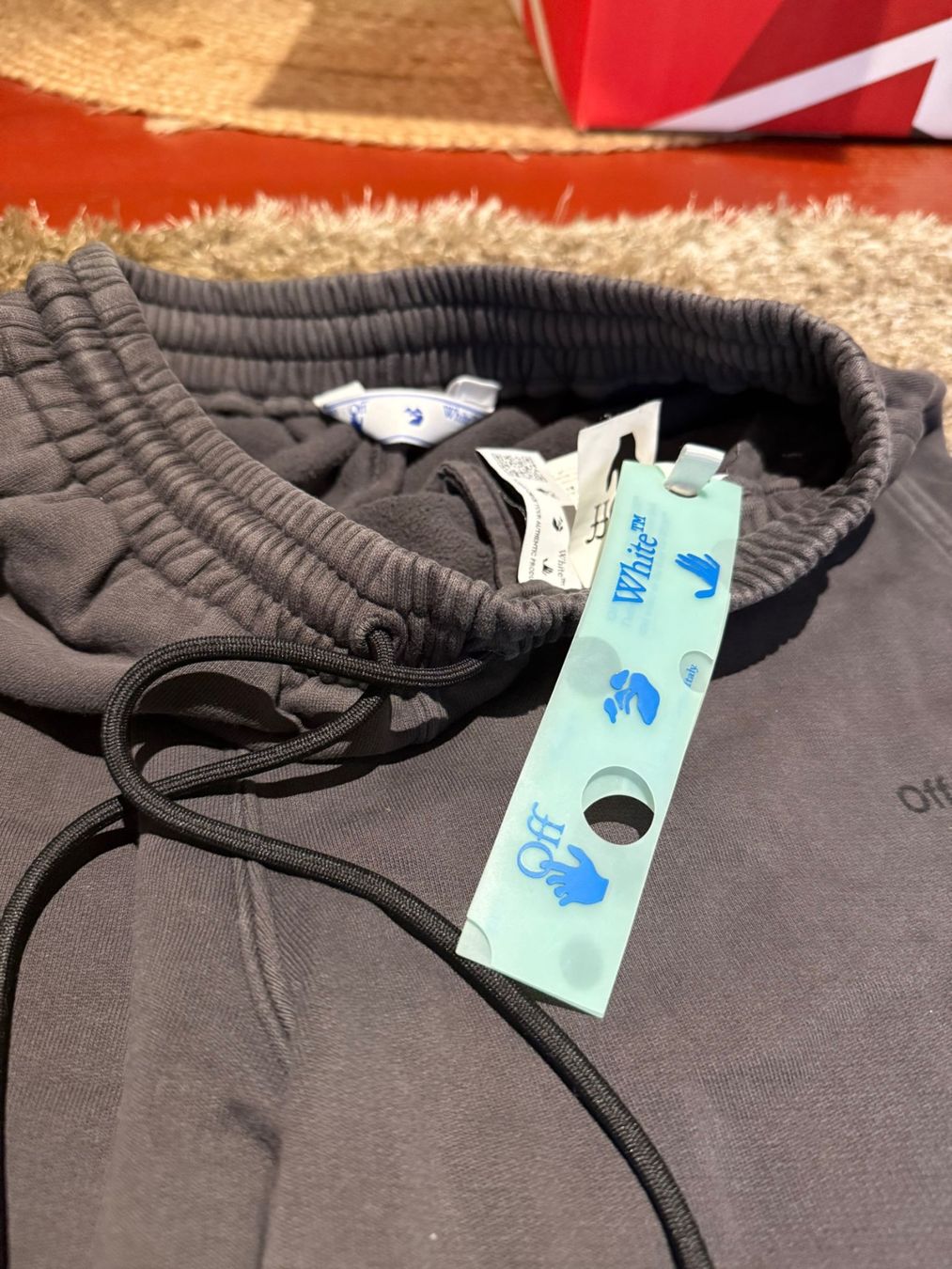 Off-White Pantaloni: Off-White Trainerhosen | Grösse S, grau/schwarz – Nuovo e nell'imballaggio originale da Küsnacht ZH venduto da Wozdav 3