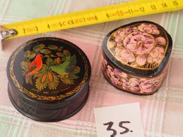 35. 2x petites boîtes vernies 1x russie bois verni, 1x asie