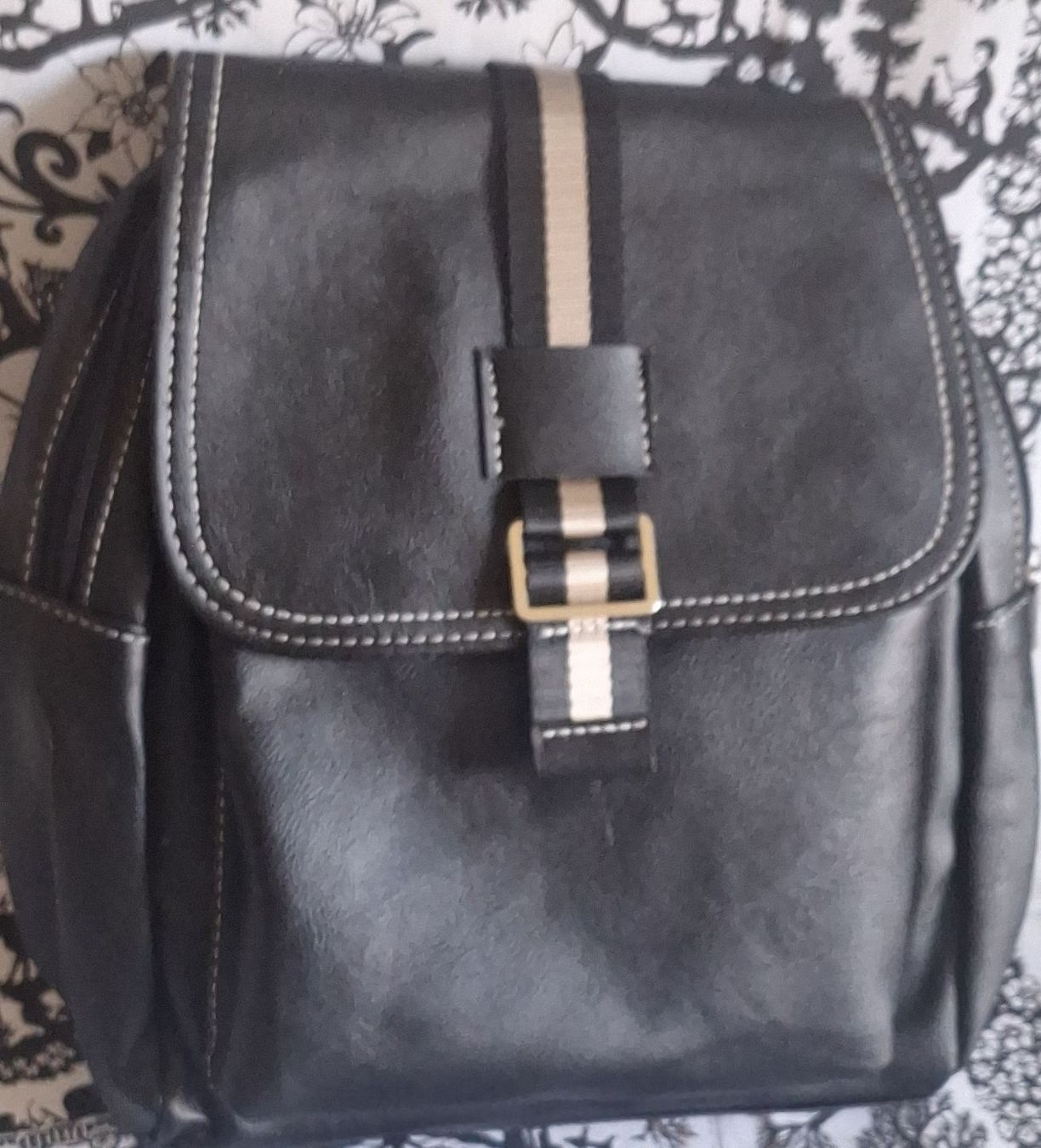 Zaini: Schwarzer Lederrucksack mit modischem Streifen. – Nuovo (secondo la descrizione) da Matten b. Interl venduto da Daeni_2000