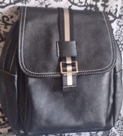 Schwarzer Lederrucksack mit modischem Streifen.
