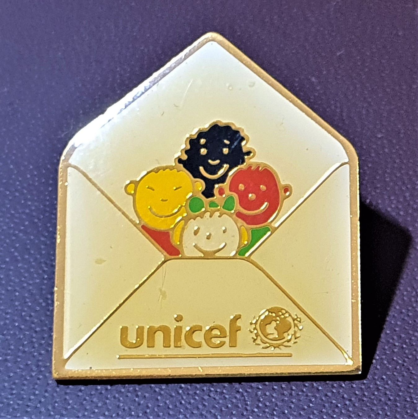 Placchette & Badge: Q145 - Pin Brief Kinder  unicef – Usato da Reinach BL venduto da Boston-Verkauf