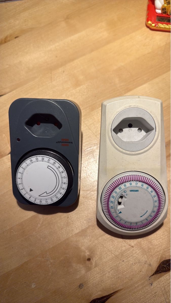 Spine: Lot de 2 minuteurs mécaniques avec prise – Usato da Chêne-Bougeries venduto da Seetooyoo