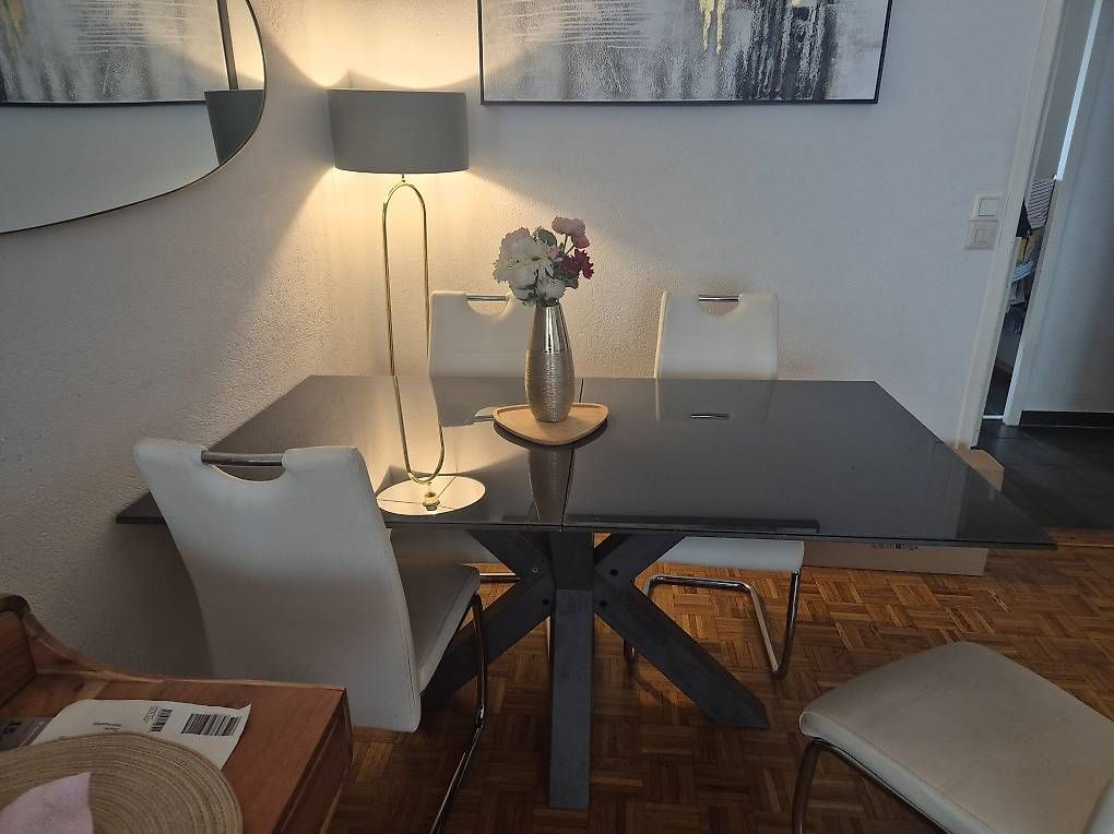 Set de table et chaises: Lot table à manger + 4 chaises  – D'occasion à Bellevue par nad_znz5 2