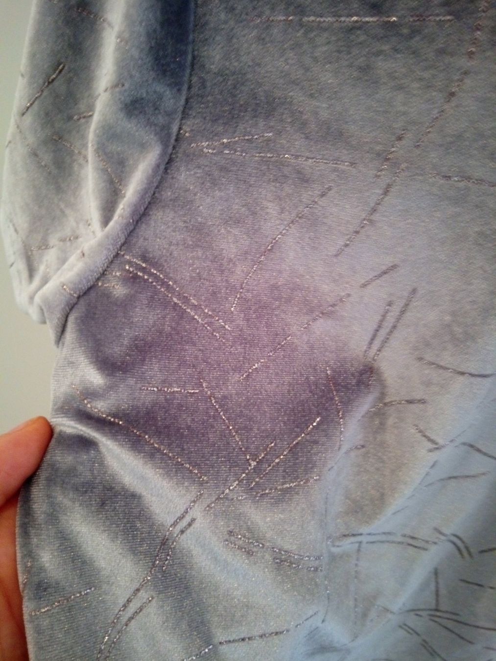 T-Shirts: Silbernes Samt T-Shirt, mit Deko, in M – Gebraucht aus Schwyz von s.verkauf 1