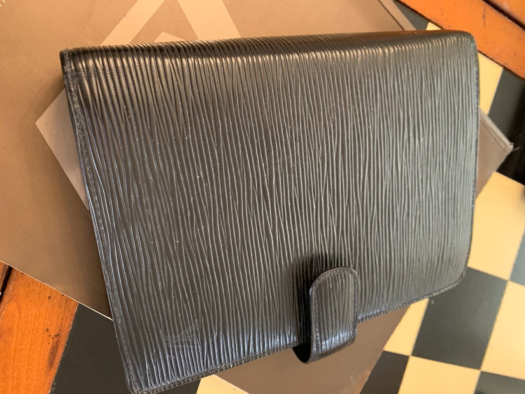 Louis Vuitton Autres vêtements & accessoires: Louis Vuitton Agenda EPI MM – D'occasion à Luzern par TENDIMO 2