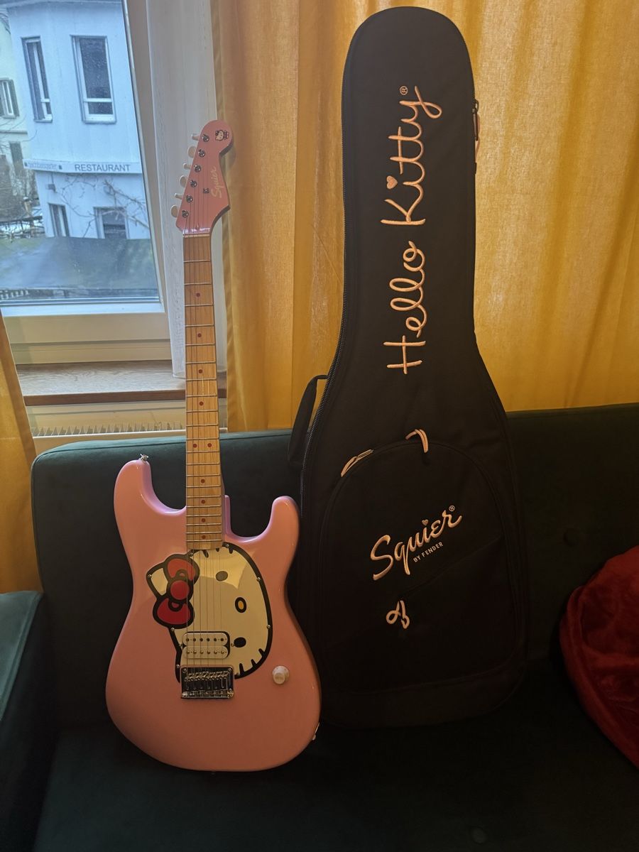 Squier Musikinstrumente: Squier by Fender Hello Kitty Limited Edition – Neu und originalverpackt aus Winterthur von Nino.Joel