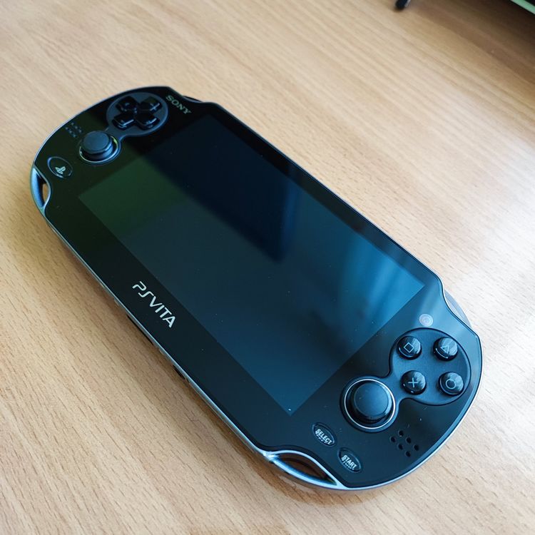 PS Vita OLED Model + 3 Spiele Kaufen auf Ricardo