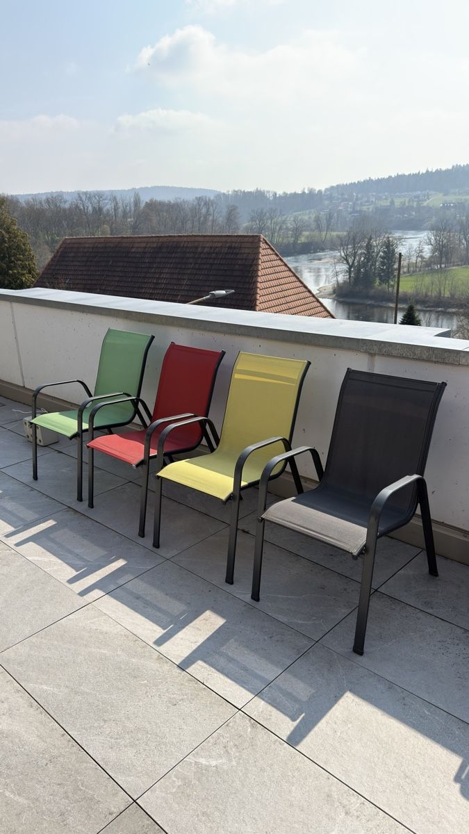 Stühle: 4 farbige Gartenstühle, stapelbar – Gebraucht aus Wolfwil von Poulet60