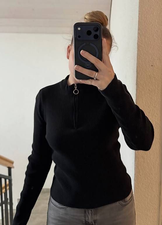 T-shirt: SCHWARZES RIB-SHIRT MIT REISSVERSCHLUSS – Usato da Affeltrangen venduto da janaleiin