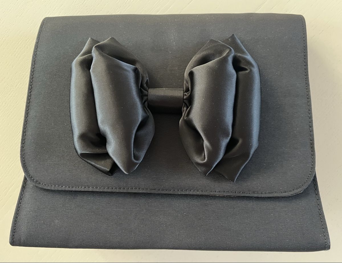 Taschen für Damen: Nagelneue Clutch mit Schleife  – Neu und originalverpackt aus Hünenberg See von spartakus02
