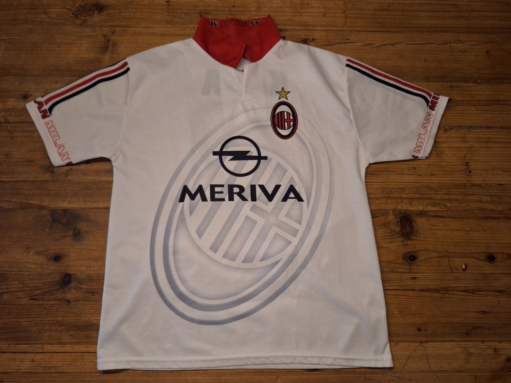 Maglia Ufficiale AC Milan Kaka 22 2025/26 Replica, Strisce Rossonere, In Poliestere, Con Ologramma Di Autenticità