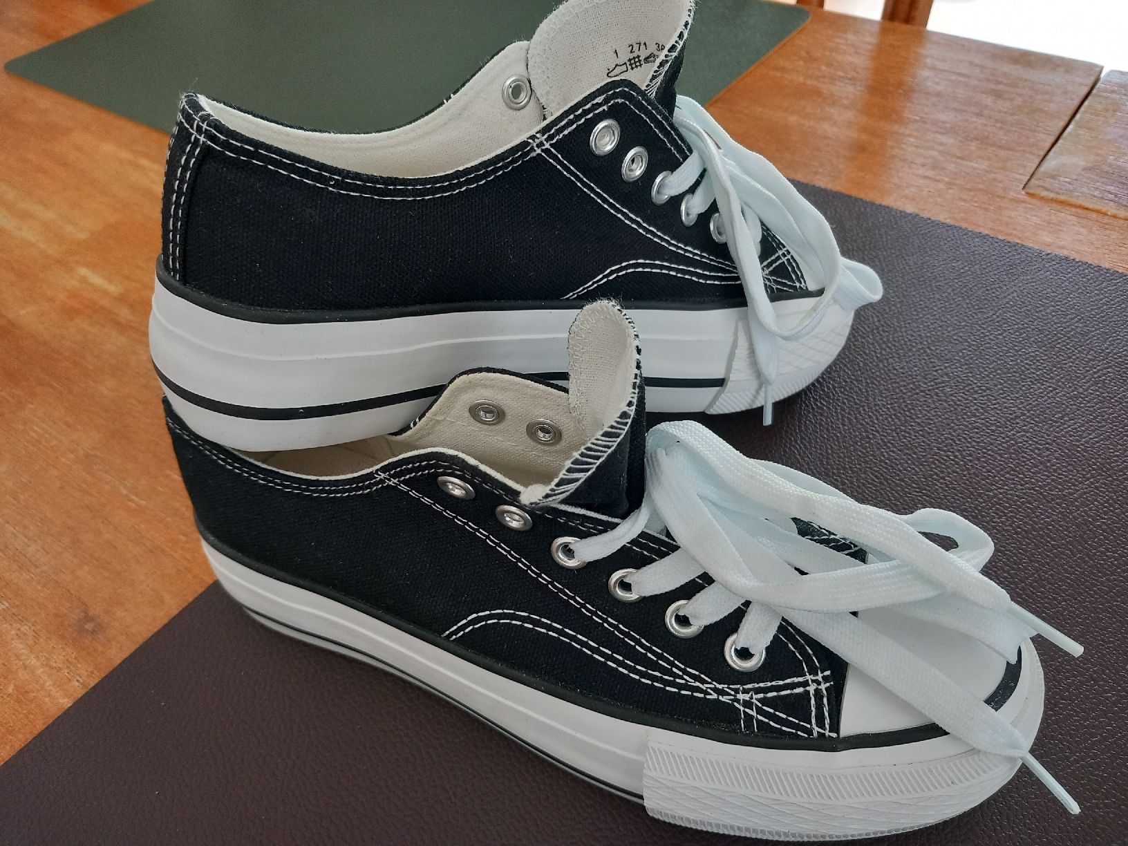 Scarpe da donna: Neue Sneaker – Nuovo (secondo la descrizione) da Aegerten venduto da gismolini 2
