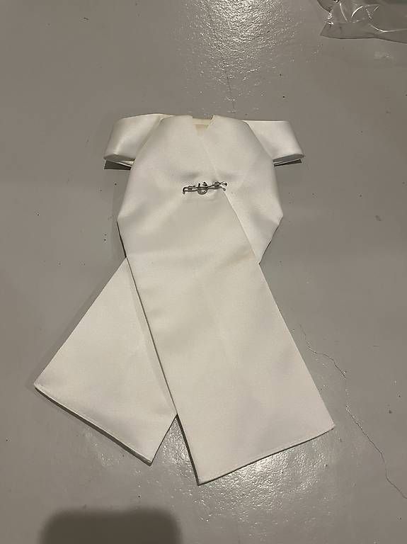 Completi: Plastron Satin gebraucht – Usato da Olten venduto da _S_A_A_M_