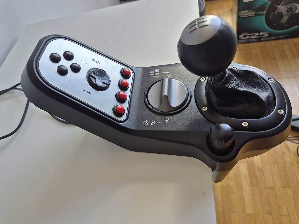Giochi: Volant de simulation avec pédalier et levier de vitesse – Usato da Genève venduto da Thefirstseller 3