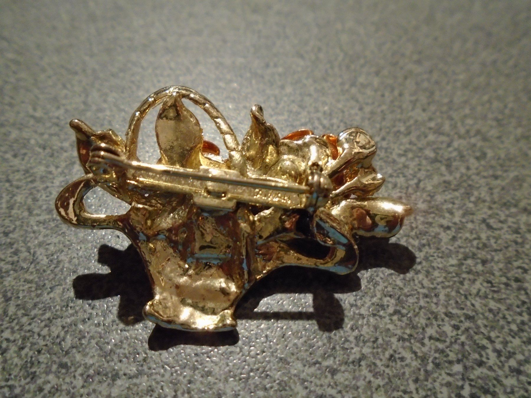 Broschen & Nadeln: Brosche Blumenkorb, goldfarbig / Rosen orange – Gebraucht aus Zürich von abraxas1291 1
