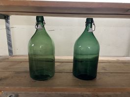 2 Stück Alte Grüne Schnaps, Essig Flaschen mit Bügel.