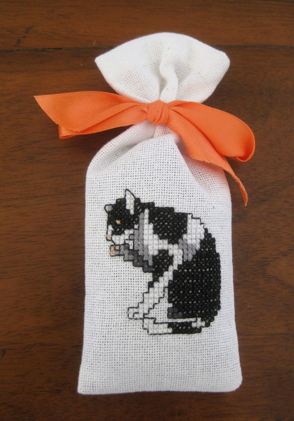 Tutte le decorazioni: Lavendel-Säckli mit Katze, handgestickt – Nuovo e nell'imballaggio originale da Kriens venduto da Kraeutergarten