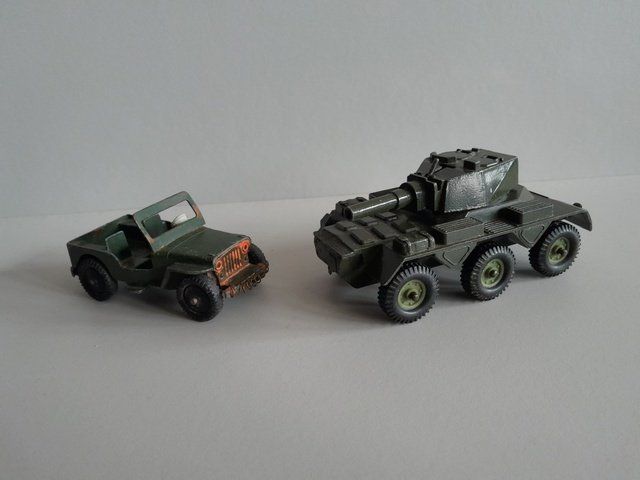 Jeep Voitures modèles: Metallpanzer und Jeep – D'occasion à St.Gallen par Stocken64