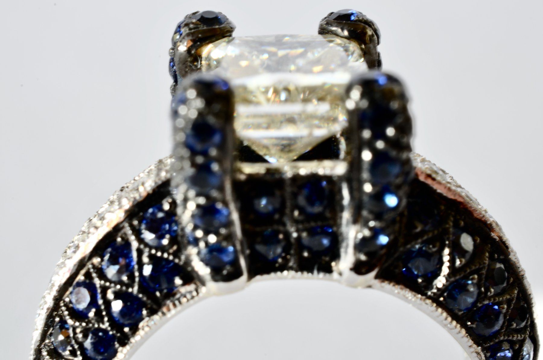 Anelli: Ring mit blauem Saphir und Diamanten, 1990. – Usato da Meilen venduto da glenbeigh 3