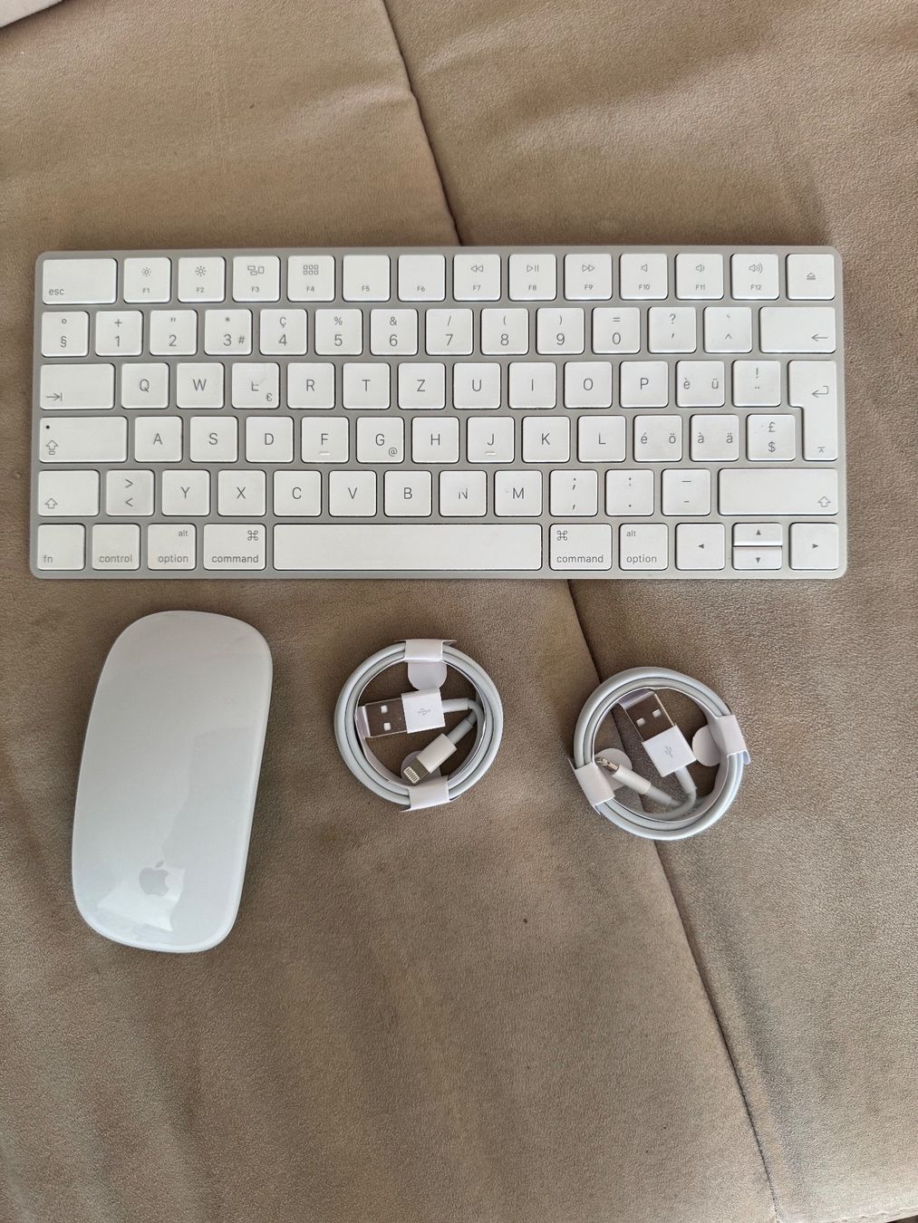 Apple Claviers: Apple Wireless Tastatur und Maus magic 2 – D'occasion à Schattdorf par Kofi57