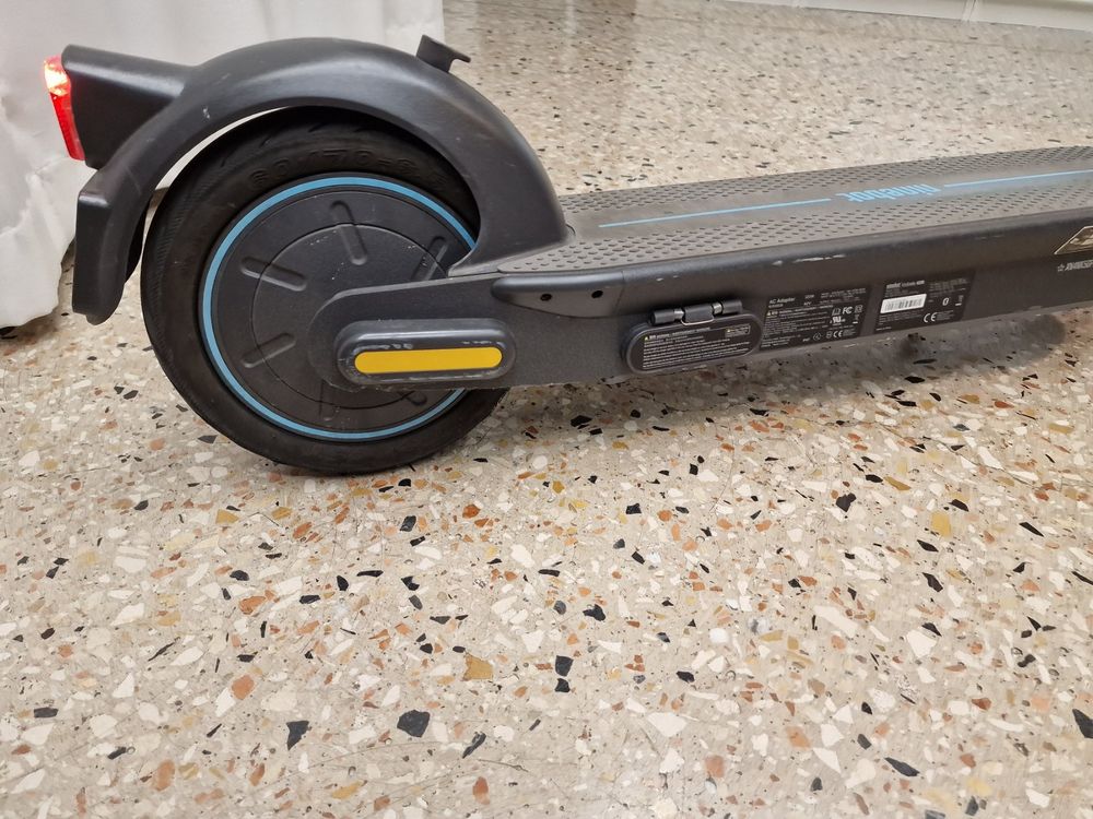 Segway Ninebot Kickscooter Max G30d 20km H 350w Kaufen Auf Ricardo