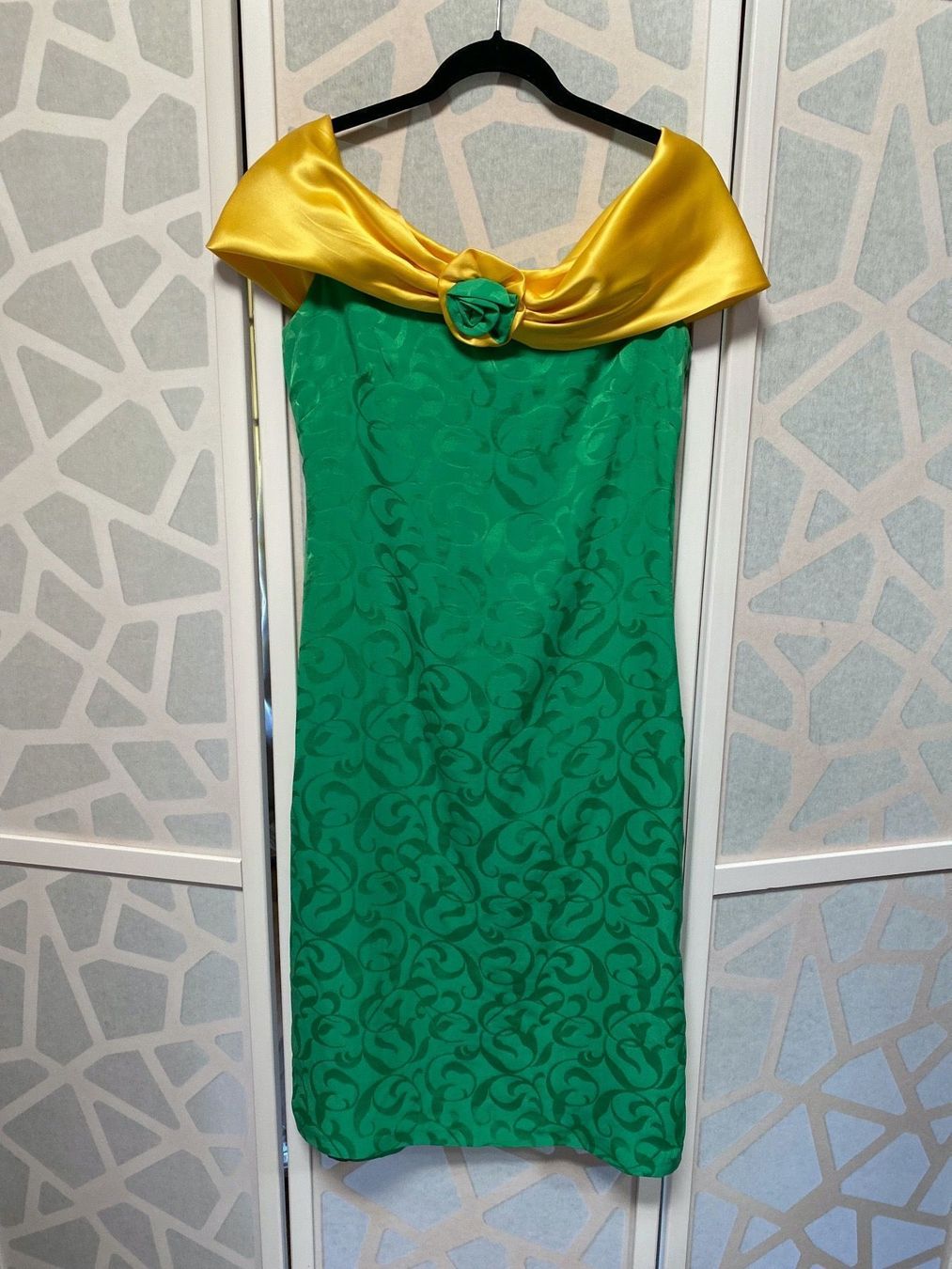 Kleider: Belle robe verte en soie. S – Neu (gemäss Beschreibung) aus Grund b. Gstaad von PlageNeige