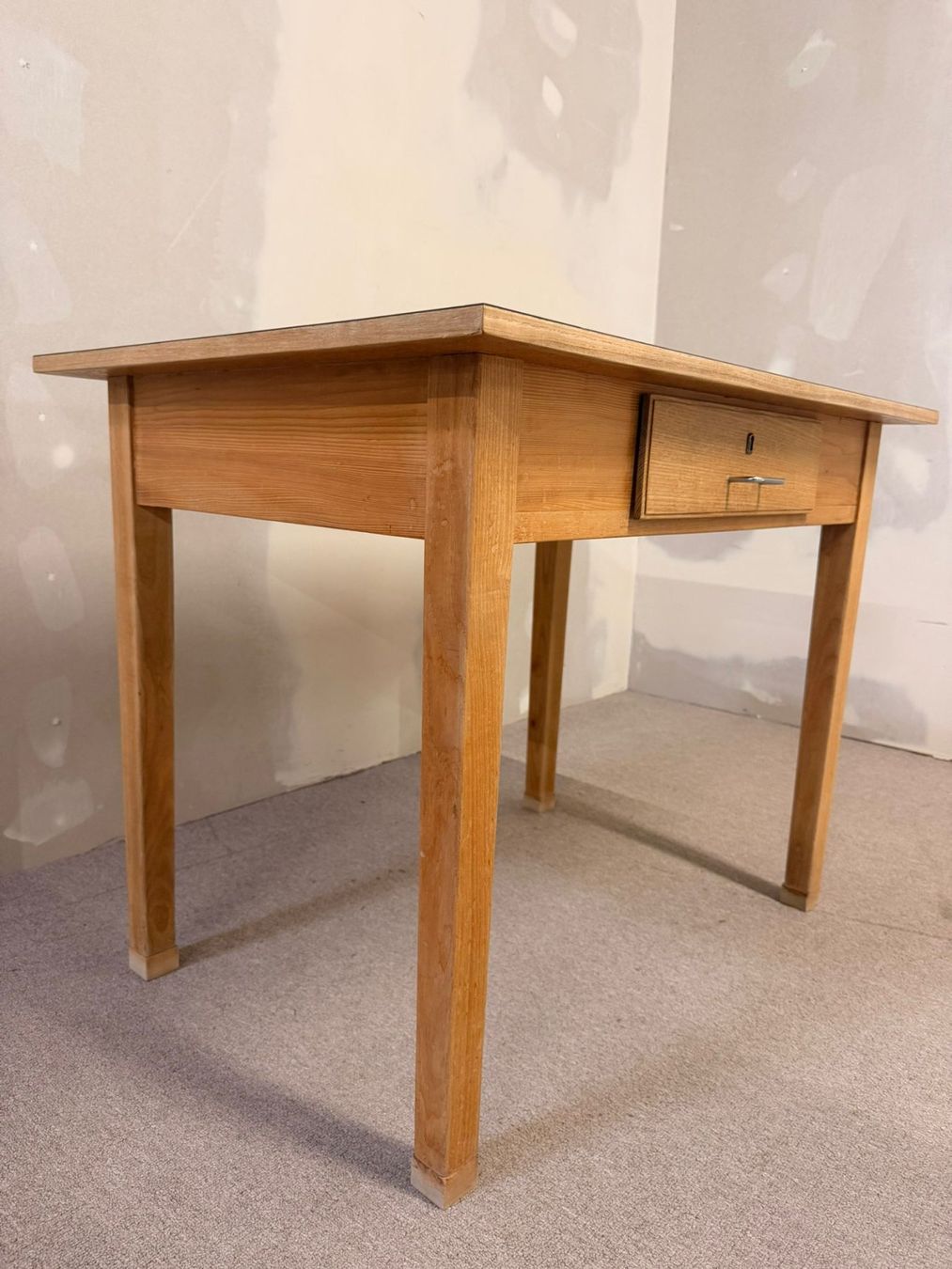 Tavoli: Robuster Vintage Tisch mit Schublade und Resopalplatte – Usato da Rickenbach ZH venduto da Der-Insider 3