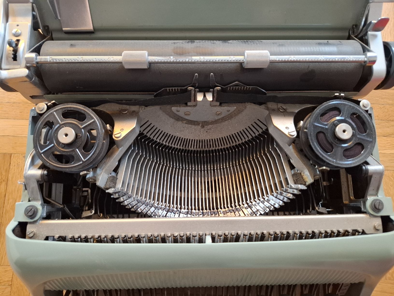 Olivetti Macchine da scrivere: Olivetti Studio 44  – Usato da Crémines venduto da Carambaaa 1