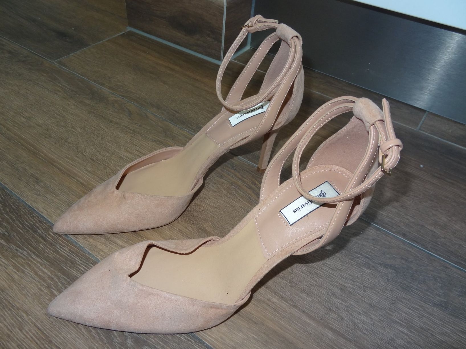 Stradivarius Chaussures femmes: Escarpins Stradivarius talons 7cm taille 39 – Neuf (Voir description) à Satigny par salvatore73 2