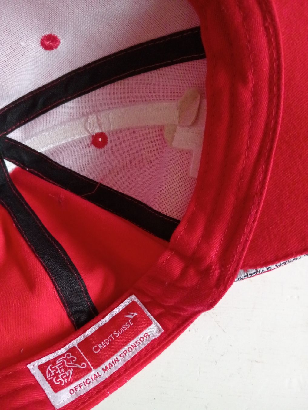 Altro in  Abbigliamento & Accessori: Rote Credit Suisse Cap mit Schweizerkreuz – Usato da Allschwil venduto da Evgeniia78 4