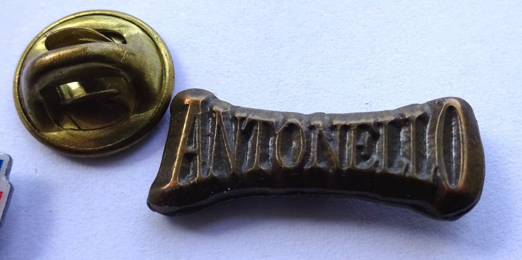 Placchette & Badge: Pin  ANTONELLO  Schriftzug – Usato da Utzenstorf venduto da BUtter81