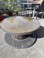 Einzigartiger Feldschlösschen Epoxidharz Couchtisch