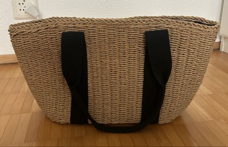 Strohtasche geflochten mit schwarzen Henkeln neuwertig