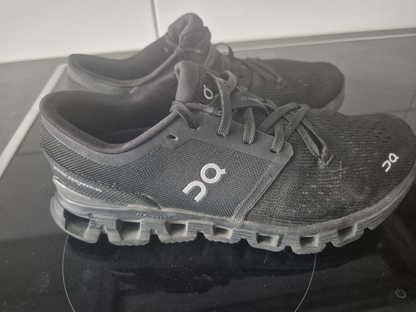 On Chaussures femmes: ON Cloud X , Schwarz Grösse EU 40 – D'occasion à Ossingen par Nepturn 1