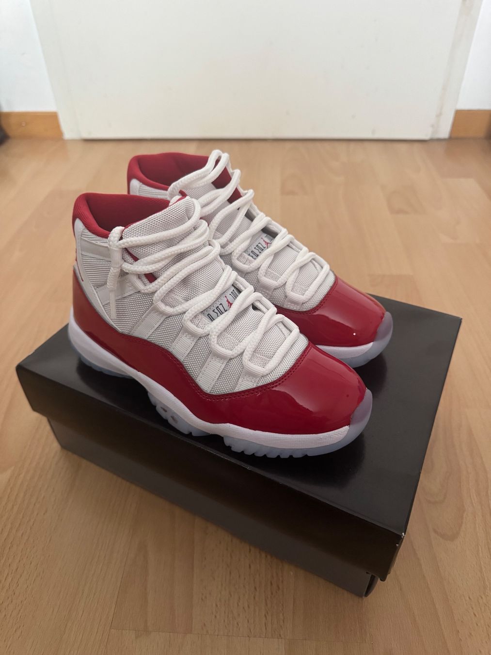 Jordan Scarpe da uomo: Jordan 11 Cherry Red NEU – Nuovo (secondo la descrizione) da Ebnat-Kappel venduto da mir_zt7h