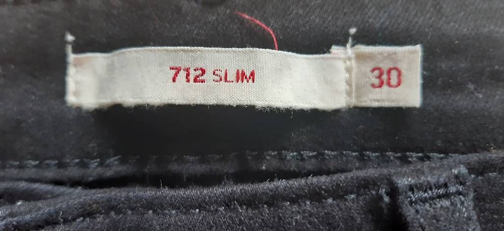 Levi's Jeans: Neue Levi's Jeans 712 Grösse 30-30 – Nuovo (secondo la descrizione) da Oberwil BL venduto da Taeh 1