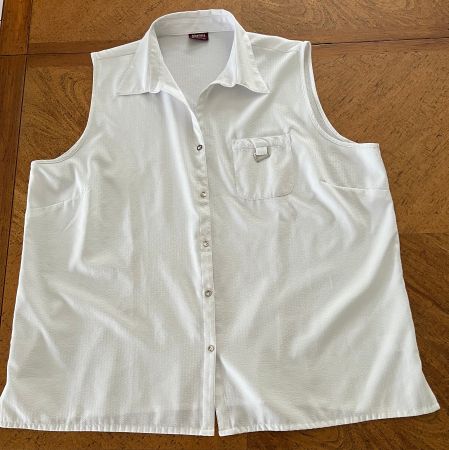2 ärmellose Blusen Gr. 52