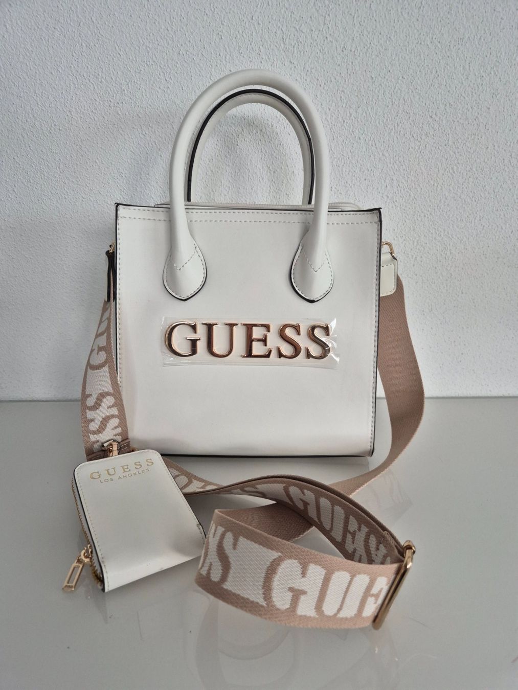 Guess Borse da donna: Neue, originale Guess Tasche Caracara in cremé – Nuovo e nell'imballaggio originale da Hägendorf venduto da Saskia0 2