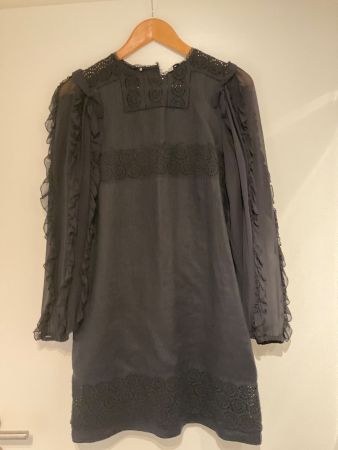 Schwarzes Kleid von  „SEE BY CHLOE“. Aus Seide und Leinen!