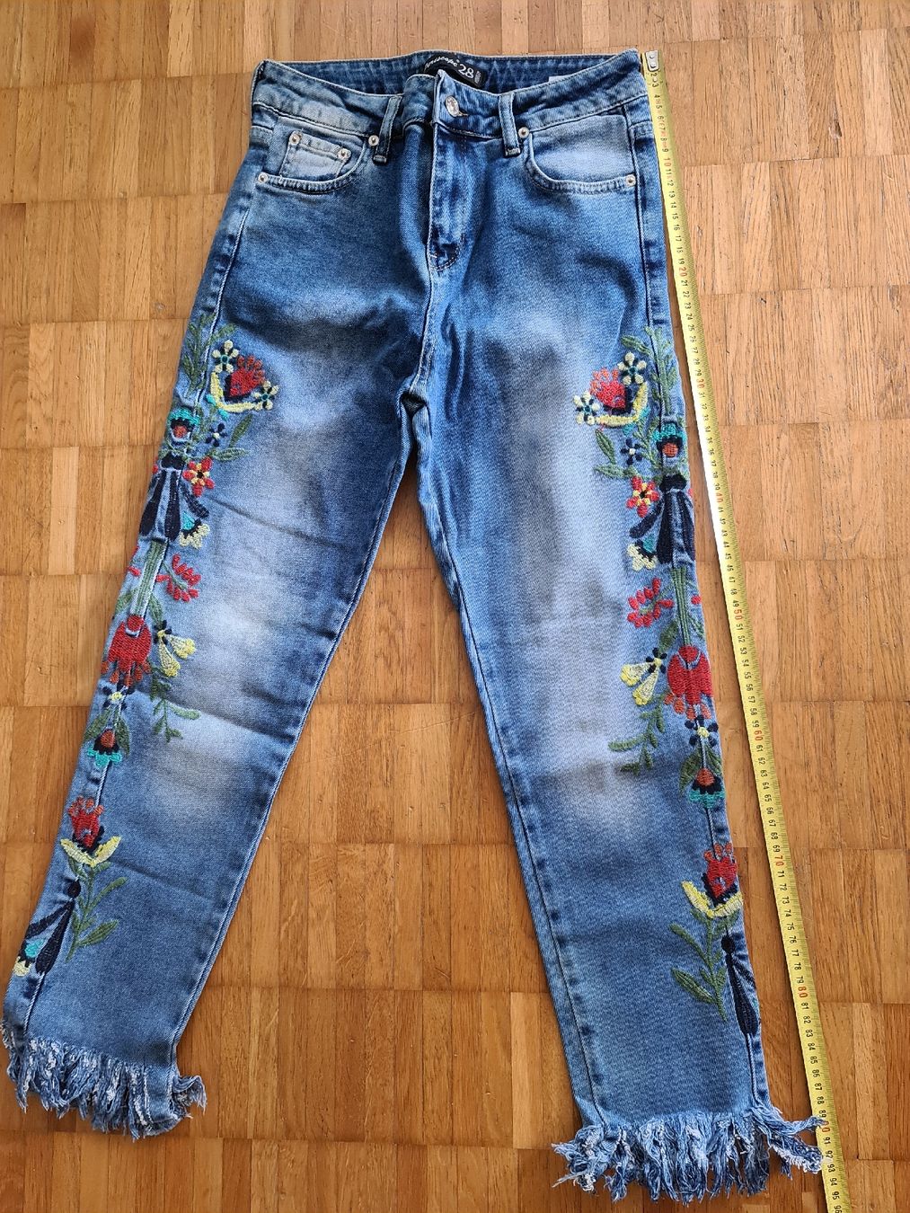 Jeans: Jeans mit Stickerei Gr 28 – D'occasion à Emmenbrücke par gatasalvache