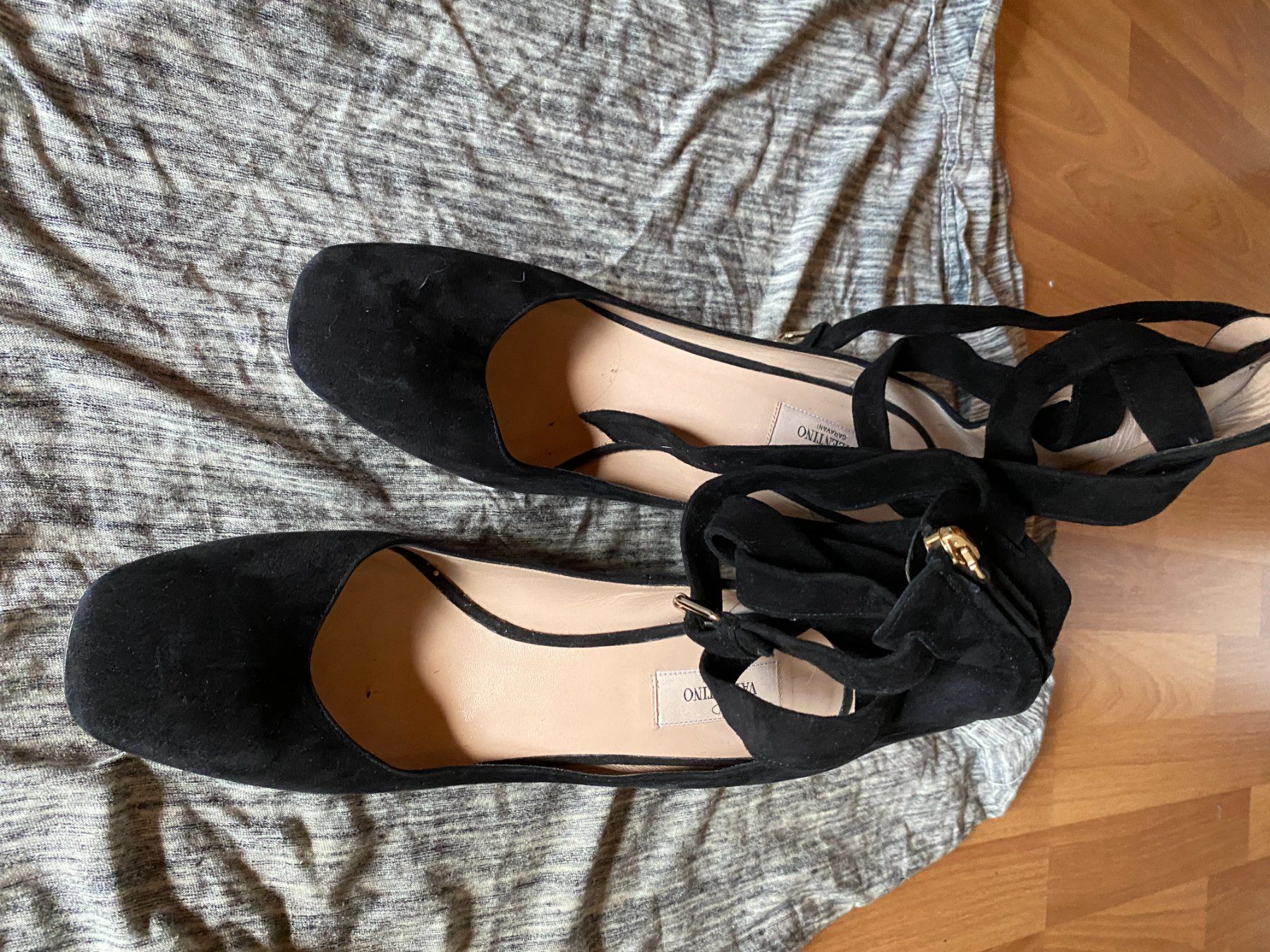 Valentino Chaussures femmes: Escarpins Valentino suede noir taille 41 – D'occasion à Saviese par cyr_6rkk 2